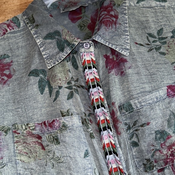 Magazine floral print embroidered lightweight button down shirt - Picture 2 of 10